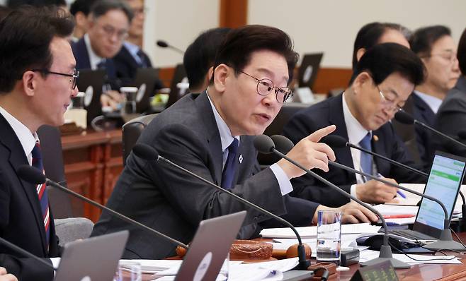 지난 이재명 대통령이 24일 청와대에서 열린 국무회의에서 발언하고 있다. 뉴시스