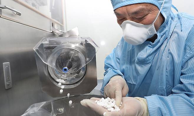 2020년 2월 중국 장쑤성 난퉁시의 한 제약회사에서 직원이 의약품 생산 과정을 점검하고 있다. 중국 제약 산업, 특히 신약 개발은 속도와 비용면에서 압도적 우위를 보이며 세계에서 가장 빠르게 성장하고 있다. 세계일보 자료사진