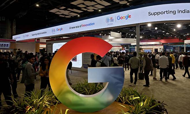 터보퀀트는 AI 프로그램이 겪고 있는 고질적인 메모리 병목 현상을 해소할 압축 기술이다. AI의 메모리 사용량을 기존 대비 획기적인 수준으로 줄여준다. 로이터연합뉴스