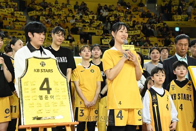 염윤아가 27일 충북 청주체육관에서 열린 청주 KB의 2025~26 시즌 마지막 홈경기에서 은퇴식을 열고 팬들에게 인사하고 있다. 2026.3.27 WKBL 제공