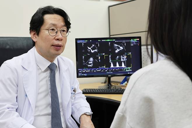 강덕현 서울아산병원 심장내과 교수가 무증상 중증 대동맥판막협착증 환자를 진료하고 있다. 사진 제공=서울아산병원
