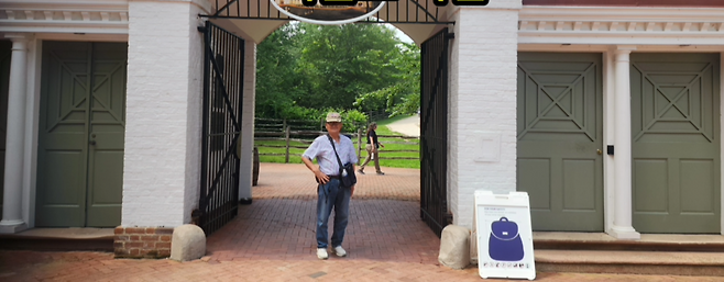 마운트 버넌 정문에서 촬영한 필자 모습. ⓒ최하경