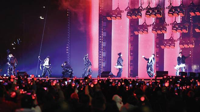 그룹 방탄소년단(BTS)이 3월21일 서울 광화문광장에서 정규 5집 '아리랑(ARIRANG)' 발매를 기념해 무료 공연을 펼치고 있다. ⓒ연합뉴스