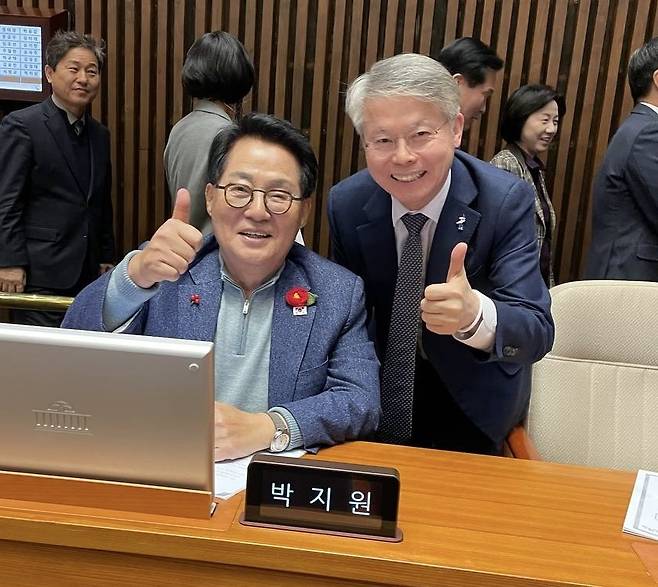 박지원 국회의원과 민형배 국회의원(오른쪽)이 국회에서 기념사진을 찍고 있다. ⓒ연합뉴스/민형배 전남광주특별시장 경선후보 측 제공