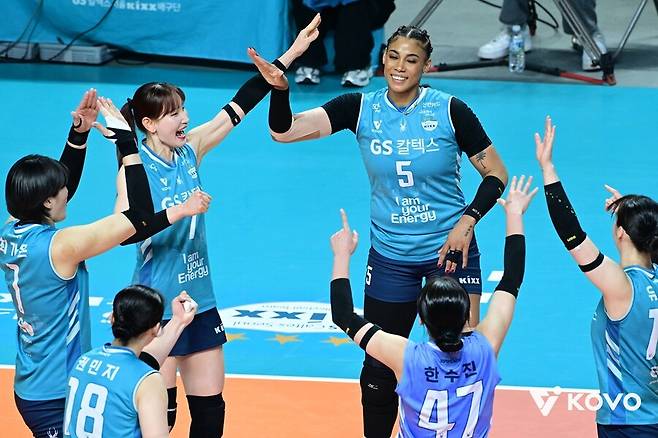 ▲ 지젤 실바(5번)와 GS칼텍스 선수들 ⓒKOVO