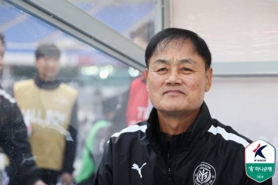 최윤겸 용인FC 감독이 28일 오후 2시 용인 미르스타디움에서 열린 하나은행 K리그2 2026 5라운드 수원 삼성전을 바라보고 있다. /사진=한국프로축구연맹 제공