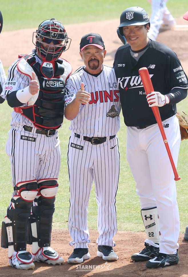 [B하인드★] KT맨 김현수, 개막전 20안타 달성! 옛 캡틴 오지환 등진 채 환호작약!