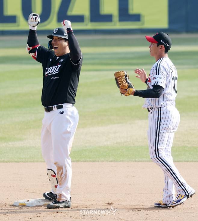 [B하인드★] KT맨 김현수, 개막전 20안타 달성! 옛 캡틴 오지환 등진 채 환호작약!