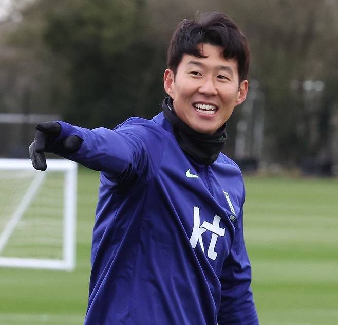 홍명보 감독이 이끄는 대한민국 축구 국가대표팀은 오는 28일 오후 11시 영국 밀턴 케인즈의 스타디움 MK에서 코트디부아르와 A매치 친선 경기를 치른다. 코트디부아르전은 대한민국 남자 축구 국가대표팀의 기념비적인 1000번째 A매치다. 대표팀은 999경기를 치르는 동안 통산 542승245무212패의 A매치 전적을 기록 중이다. 그러나 경기를 앞두고 대표팀 주장 손흥민(LAFC)의 몸 상태가 좋지 않으면서 한국의 통산 1000번째 A매치 출전할지 의문부호가 붙었다. 연합뉴스