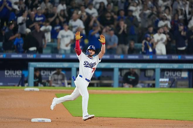 LA 다저스 내야수 알렉스 프리랜드가 28일 미국 캘리포니아주 로스앤젤레스의 다저스타디움에서 열린 2026 미국 메이저리그(MLB) 애리조나 다이아몬드백스와의 홈경기에 9번타자 겸 2루수로 선발 출전해 3타수 2안타 1타점 2득점으로 활약했다. 연합뉴스