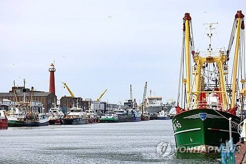 네덜란드 항구도시 에이마위던의 저인망 어선들 [로이터 연합뉴스 자료사진. 재판매 및 DB 금지]