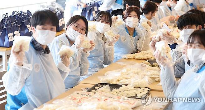 떡국 만드는 외국인 유학생 [연합뉴스 자료사진]
