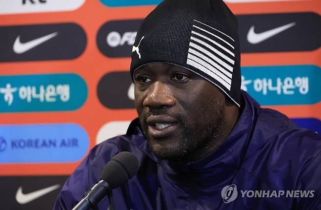 공식 기자회견 하는 코트디부아르 (밀턴킨스[영국]=연합뉴스) 최재구 기자 = 한국과의 경기를 앞둔 코트디부아르전 축구대표팀의 에메르스 파에 감독이 27일(현지시간) 영국 밀턴킨스 스타디움 MK에서 공식 기자회견을 하고 있다. 2026.3.28 jjaeck9@yna.co.kr