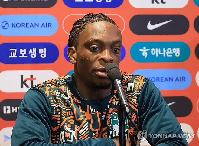 공식 기자회견 하는 코트디부아르 (밀턴킨스[영국]=연합뉴스) 최재구 기자 = 한국과의 경기를 앞둔 코트디부아르전 축구대표팀의 마르시알 고도가 27일(현지시간) 영국 밀턴킨스 스타디움 MK에서 공식 기자회견을 하고 있다. 2026.3.28 jjaeck9@yna.co.kr