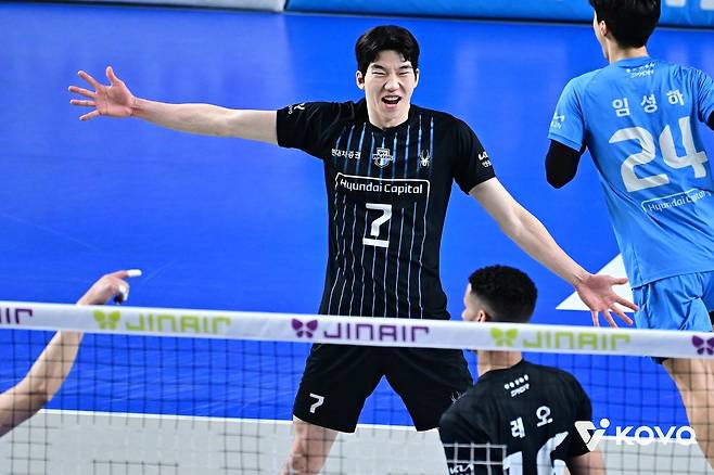 득점 후 기뻐하는 현대캐피탈의 허수봉(중앙) [한국배구연맹 제공. 재판매 및 DB 금지]