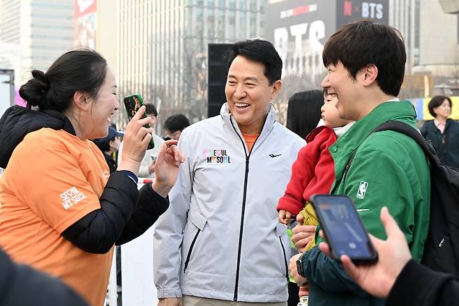 '유아차 런' 참가자들과 기념사진 촬영하는 오세훈 시장 오세훈 서울시장이 28일 '2026 유아차 런'에 참가한 시민들과 사진을 촬영하고 있다. [서울시 제공. 재판매 및 DB 금지]