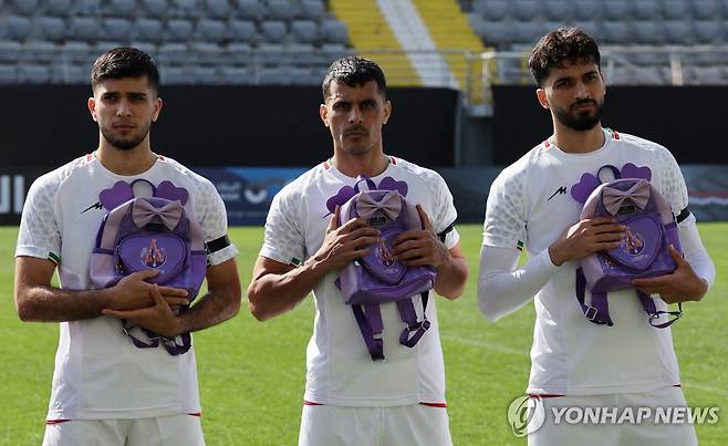 보라색 책가방을 들고 희생된 학생들을 기리는 이란 축구 국가대표팀 [로이터통신=연합뉴스]