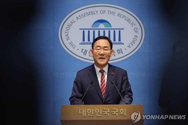 발언하는 주호영 국회부의장 (서울=연합뉴스) 황광모 기자 = 국민의힘 대구시장 후보 경선에서 '컷오프'된 주호영 국회부의장이 26일 국회 소통관에서 기자회견을 하고 있다. 주 부의장은 이날 서울남부지법에 대구시장 후보 탈락에 대한 가처분 신청을 했다. 2026.3.26 hkmpooh@yna.co.kr