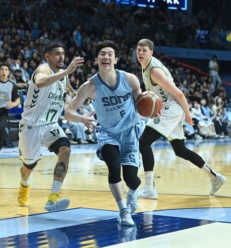 드리블하는 이정현 [KBL 제공. 재판매 및 DB 금지]