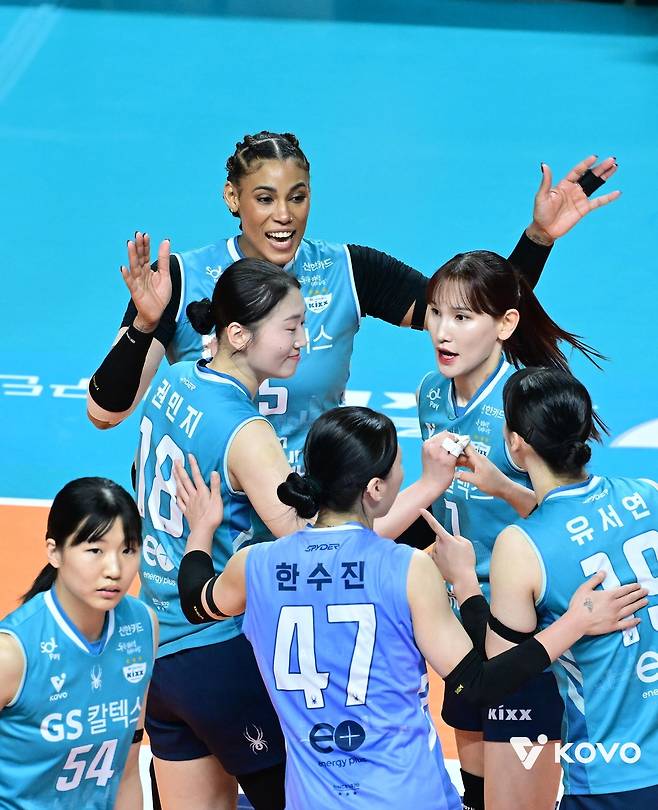 득점 후 기뻐하는 GS칼텍스의 실바(맨 뒤쪽) [한국배구연맹 제공. 재판매 및 DB 금지]