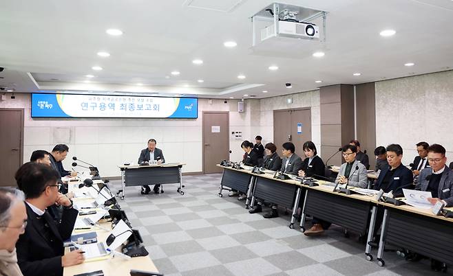 파주시가 지역공공은행을 추진하고 있는 가운데 지난 20일 공공은행 설립에 따른 연구용역 최종보고회를 열고 있다. 사진=파주시청
