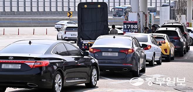 정부가 2차 석유 최고가격제를 시행한지 사흘째인 29일 오전 용인시 기흥구 한미석유 기흥주유소에서 운전자들이 보다 싼 값에 주유를 하기 위해 길게 줄지어 서 있다. 김경민기자