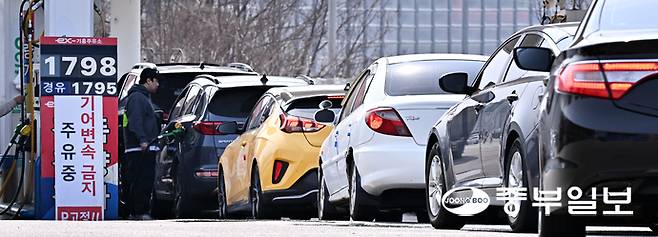 정부가 2차 석유 최고가격제를 시행한지 사흘째인 29일 오전 용인시 기흥구 한미석유 기흥주유소에서 운전자들이 보다 싼 값에 주유를 하기 위해 길게 줄지어 서 있다. 김경민기자