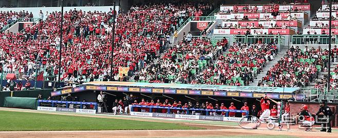 29일 인천 미추홀구 SSG랜더스필드에서 열린 2026 KBO리그 개막 2연전 SSG 랜더스와 KIA 타이거즈의 경기에서 많은 관중들이 응원을 펼치고 있다. SSG는 이날 SSG랜더스필드 전 좌석(2만3천석)을 모두 판매하며 2023년부터 4년 연속 개막 2연전 매진 기록을 이어갔다.정선식기자