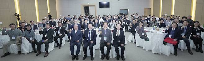 제38대 충남대학교 총동창회 출범식 및 신춘교례회에서 총동창회원들이 단체 사진을 찍고 있다.                사진= 충남대 총동창회 제공