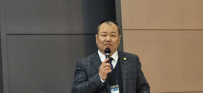 충남대 총동창회를 위해 헌신하고 있는 정문현 사무총장이 동문들에게 광고하고 있다.                         사진=한성일 기자