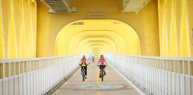고흥군 거금대교 1층 자전거 보행자 도로에서 자전거 동호인들이 라이딩을 즐기는 모습. 고흥군 제공