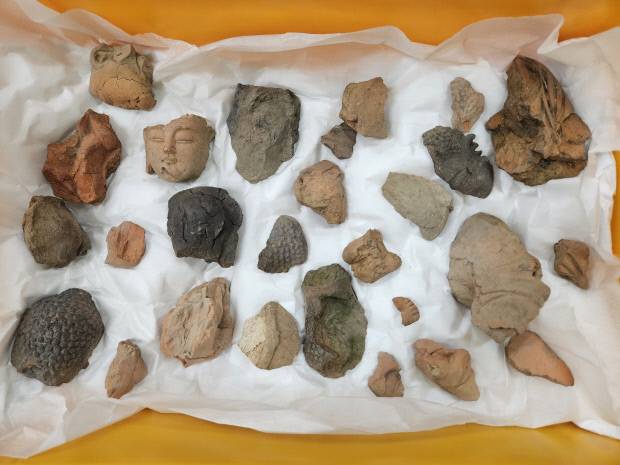 송광사 성보박물관은 지난 24일 말사인 광주 원효사에서 고려시대 유물로 추정되는 ‘소조불두’ 파편을 비롯해 수십 점 유물을 발굴했다. <송광사 성보박물관 제공>