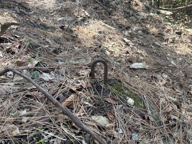 지난 23일 방문한 무등산 탐방로 곳곳에 쇠말뚝이 남아있다.