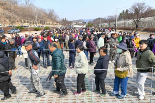 양구군은 제81회 식목일을 맞아 군민들이 직접 나무를 심고 가꾸는 문화를 확산하고 녹색 도시를 조성하기 위해 ‘나무 나눠주기’와 ‘나무 심기’ 행사를 잇따라 개최한다. 사진은 지난해 나무 나눠주기 행사 모습.