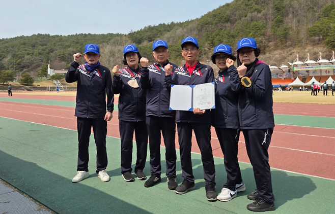 제29회 대한체육회장기 생활체육 전국게이트볼대회에 참가한 울산게이트볼팀 중 남구팀과 울주군팀이 각각 B그룹, C그룹에서 정상에 등극했다. 왼쪽부터 남구팀 한영동, 최장부, 김창남, 정홍선, 양영옥, 백순이 선수가 단체 기념촬영을 하고 있다. 시체육회 제공