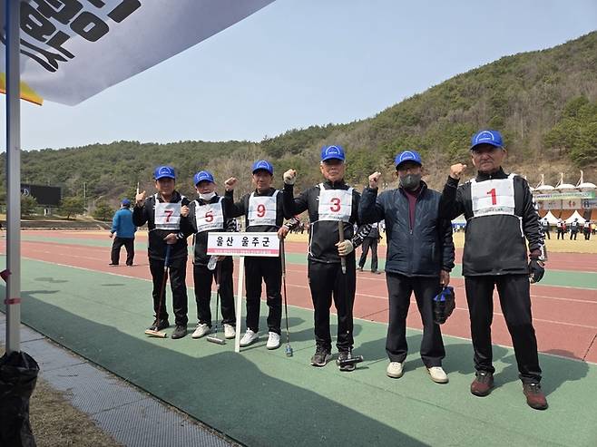 제29회 대한체육회장기 생활체육 전국게이트볼대회에 참가한 울산게이트볼팀 중 남구팀과 울주군팀이 각각 B그룹, C그룹에서 정상에 등극했다. 왼쪽부터 울주군팀 김자덕, 정기열, 김영항, 강상수, 박남흥, 이성태 선숙가 단체 기념촬영을 하고 있다. 시체육회 제공