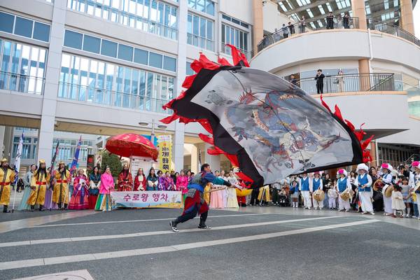 지난 28일 분성산 생태숲 일원과 롯데프리미엄아울렛 김해점에서는 2026 가야문화축제 사전 홍보 퍼레이드가 펼쳐졌다. /김해시