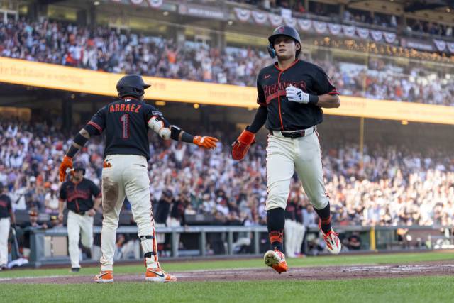 이정후는 29일 미국 샌프란시스코의 오라클 파크에서 열린 2026 MLB 뉴욕 양키스와의 경기 3회말 2루타를 치고 출루한 뒤 맷 채프먼의 중전 안타 때 홈을 밟고 있다. 연합뉴스