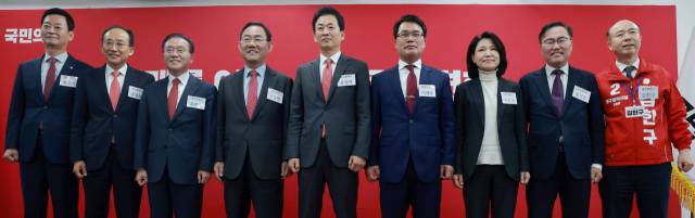 6·3 지방선거 대구시장에 도전하는 국민의힘 예비후보들이 10일 서울 영등포구 여의도 국민의힘 중앙당사에서 열린 광역단체장 후보 면접에 참석하며 기념 촬영하고 있다. 왼쪽부터 국민의힘 최은석·추경호·윤재옥 의원, 주호영 국회부의장, 유영하 의원, 이재만 전 대구 동구청장, 이진숙 전 방송통신위원장, 홍석준 전 의원, 김한구 전 달성군 새마을협의회 감사. 연합뉴스