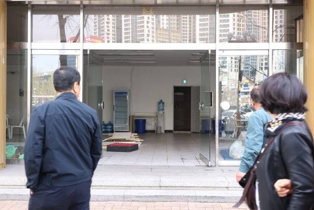 29일 대구 달서구 두류네거리를 지나는 시민들이 공사 중인 김부겸 전 총리의 대구시장 선거사무소를 구경하며 발걸음을 옮기고 있다. 김 전 총리는 해당 건물 3개 층을 사용할 것으로 전해졌다. 연합뉴스