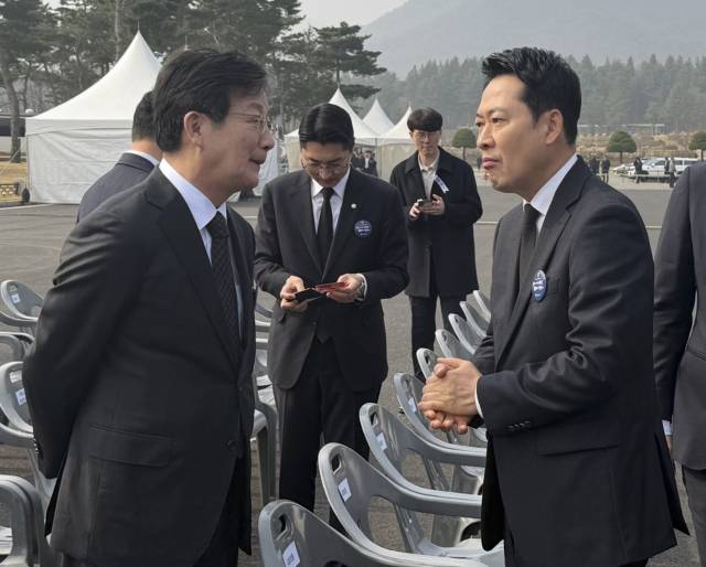 국민의힘 장동혁 대표가 지난 27일 대전 현충원에서 열린 서해수호의 날 기념식장에서 유승민 전 의원을 만나 대화하고 있다. 연합뉴스