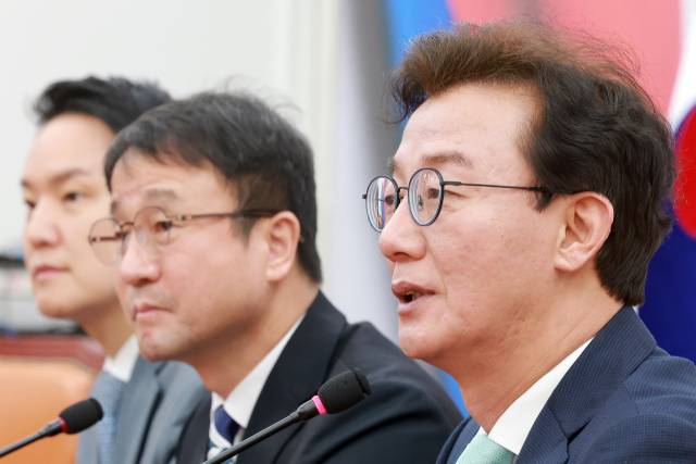 더불어민주당 전재수(오른쪽) 의원이 28일 '북항 돔 야구장' 건립을 공약으로 제시했다. 지난 24일 국회에서 열린 부산글로벌허브도시 특별법안 관련 간담회에 참석해 발언하는 모습. 연합뉴스