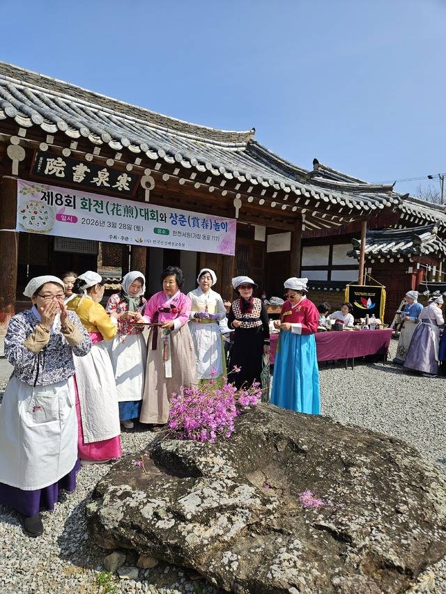 참가팀의 명칭을 고르고, 진달래꽃을 나눠주면서 화전대회는 본격적으로 시작된다. 최미화 기자