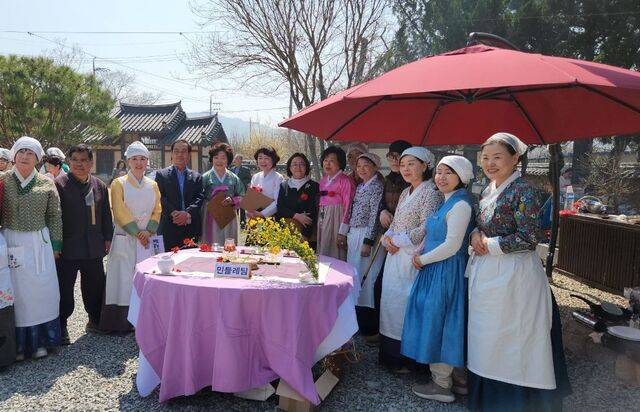 화전대회가 열리는 이날만은 미국-이란 전쟁도, 남편과 자녀도 잊고 진달래꽃을 맛보고 즐기면서 자매애를 나누고 있다.
