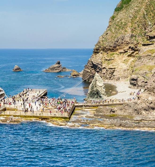 24일 오전 수많은 관광객들이 독도에 입도해 있다. 홍준기 기자