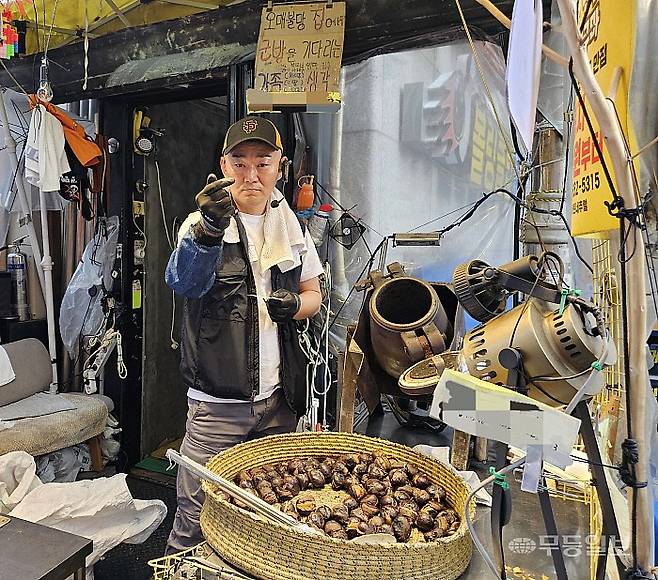 27일 광주 동구 충장로에서 6년째 군밤을 판매하는 이영환(45)씨가 전남광주통합특별시장 선거에 대한 생각을 밝히고 있다.최류빈기자 rubi@mdilbo.com