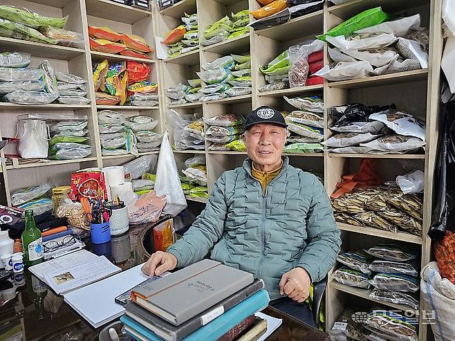 말바우시장에서 한약재를 판매하는 박중규(70) 씨.최류빈기자 rubi@mdilbo.com