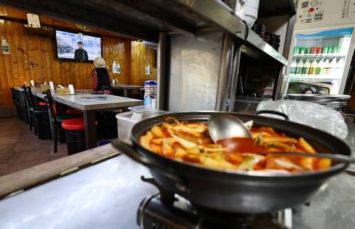 한강로동 한 음식점이 한산한 모습을 보이고 있다. /뉴시스