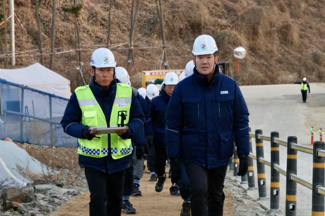 허윤홍 GS건설 대표(오른쪽)가 충남 서산 '대산임해공업용수도 건설공사' 현장을 둘러보고 있다.(사진제공=GS건설)