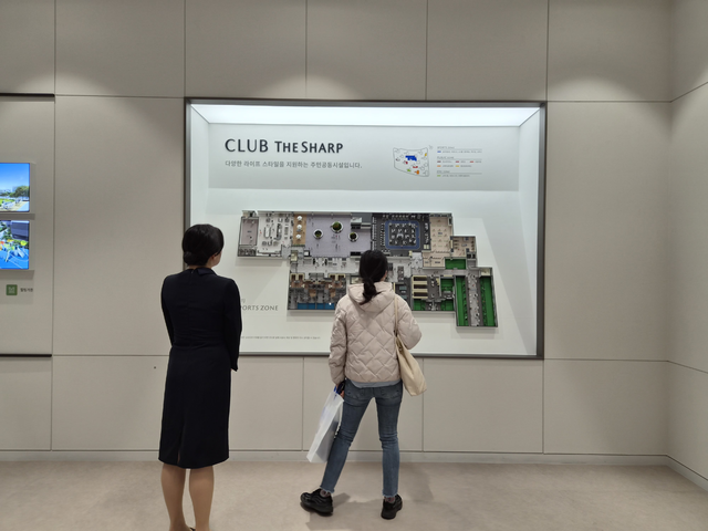 ‘더샵 신길 센트럴시티’ 견본주택 내부에 비치된 커뮤니티 시설 설명도를 방문객이 살펴보고 있다. (김선호 기자)